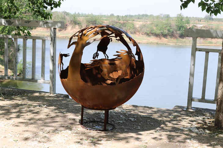 Статуя огненного шара из кортеновской стали