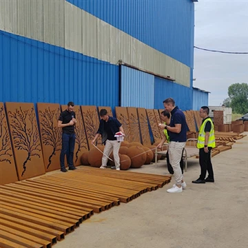 12 сентября французский клиент посетил завод